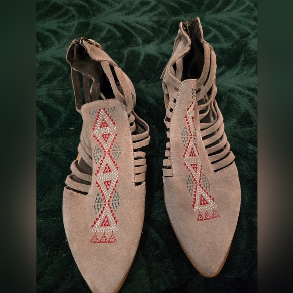 Embroidered Howsty Booties Made In Spain 38 Only Tried On - Picture 2 of 7